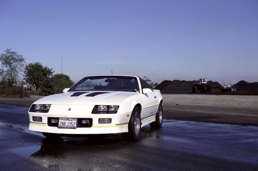 Chevrolet Camaro IROC-Z Convertible 1988 года  (фото 16 из 18)